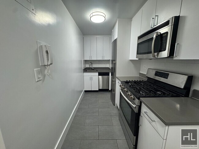 5 AVENUE in New York, NY - Building Photo - Building Photo