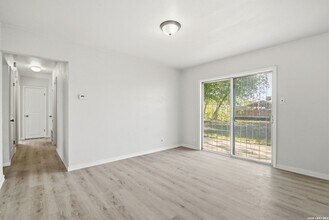 4606 Hollyspring Dr in San Antonio, TX - Building Photo - Building Photo