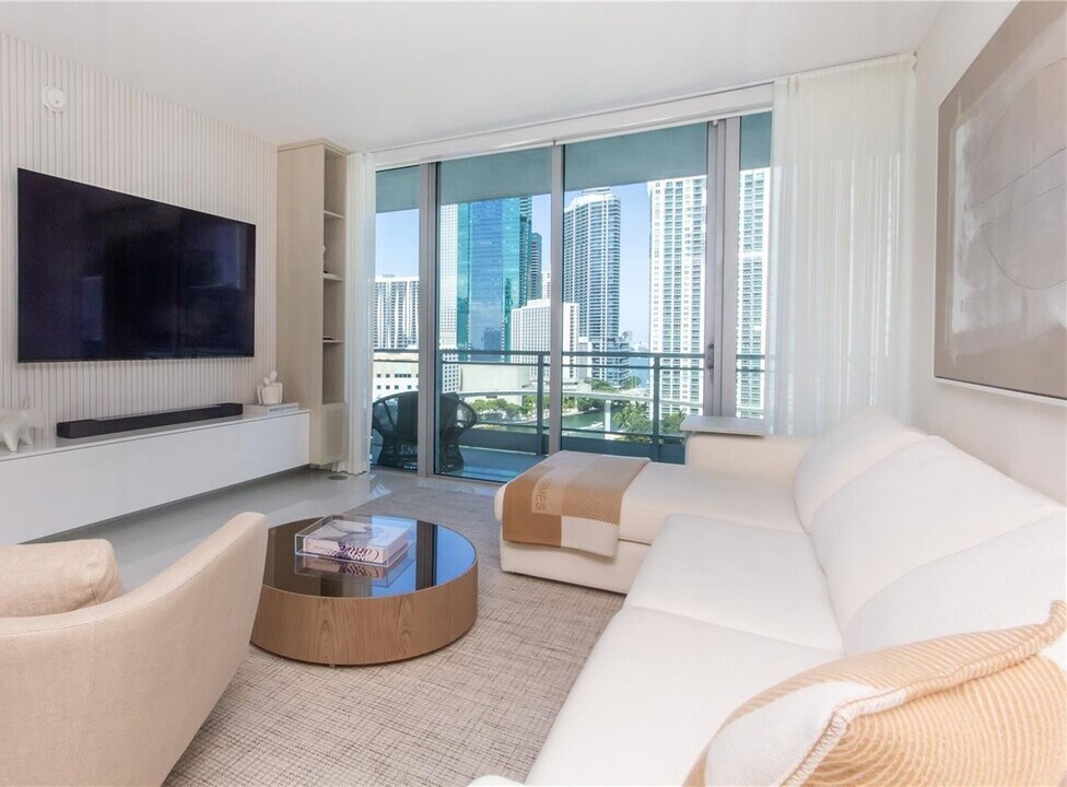 92 SW 3rd St, Unit 1711 in Miami, FL - Building Photo