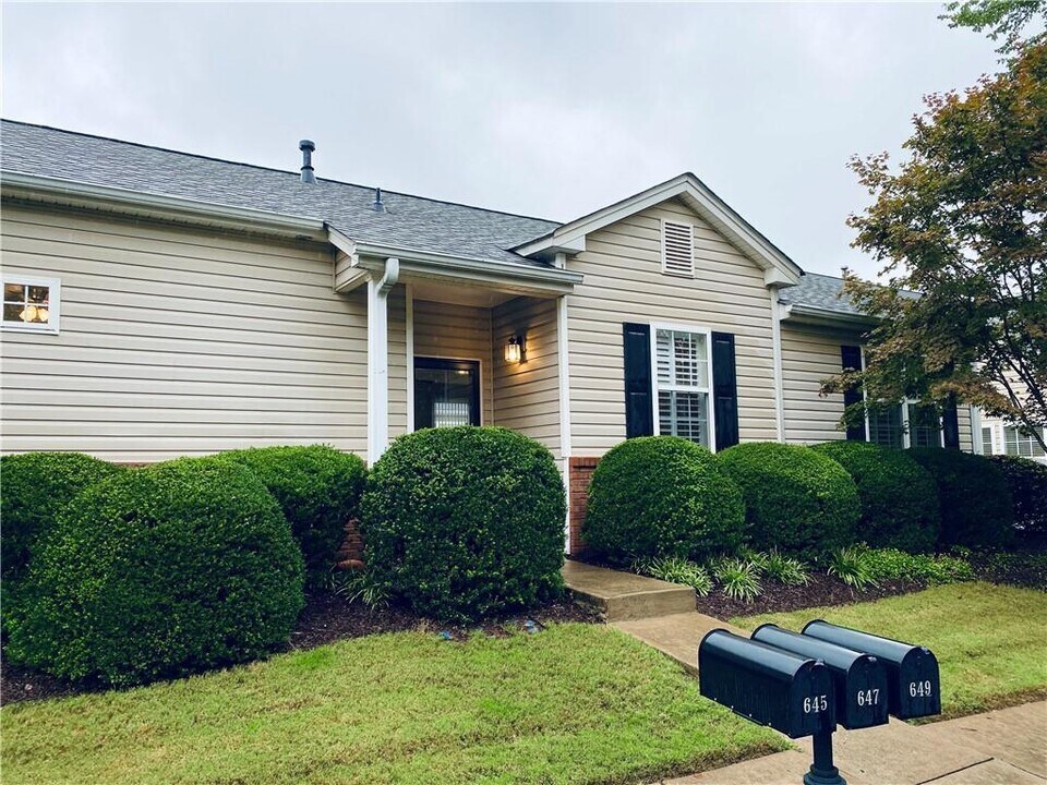645 W Oaks Dr in Woodstock, GA - Building Photo