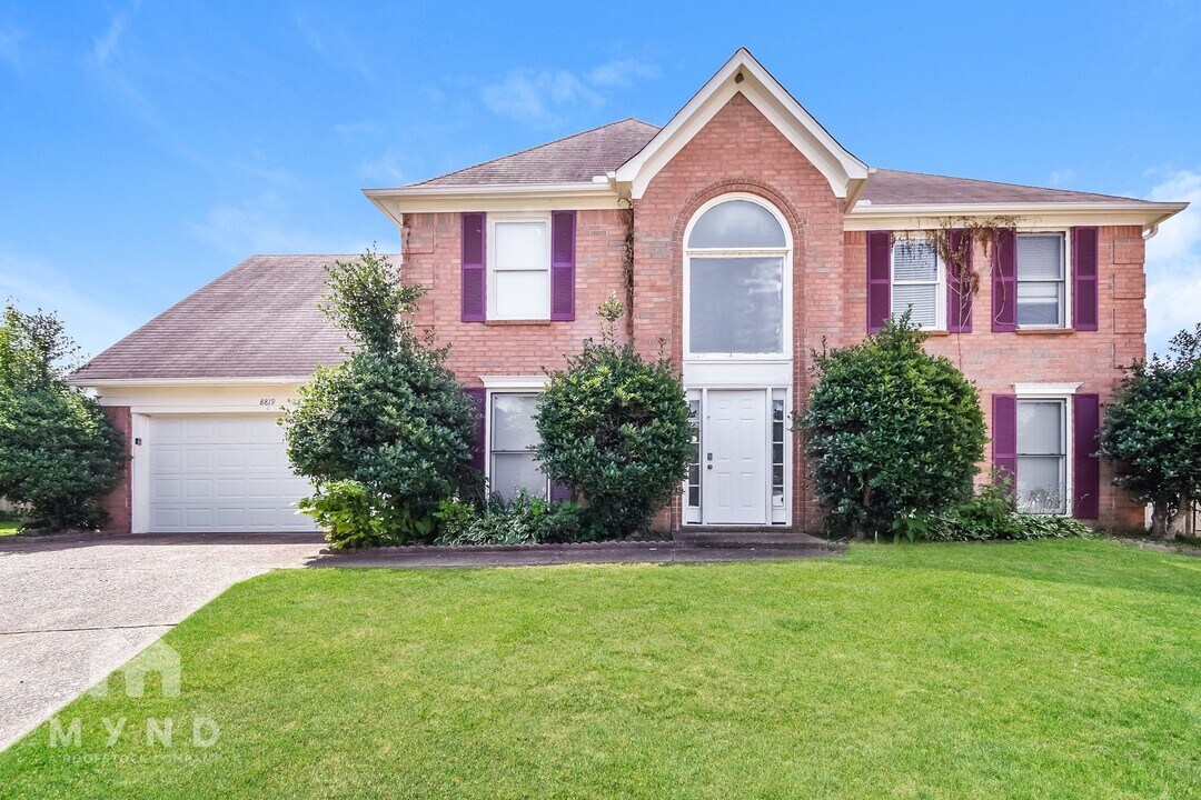 8819 Lindstrom Cove in Memphis, TN - Building Photo