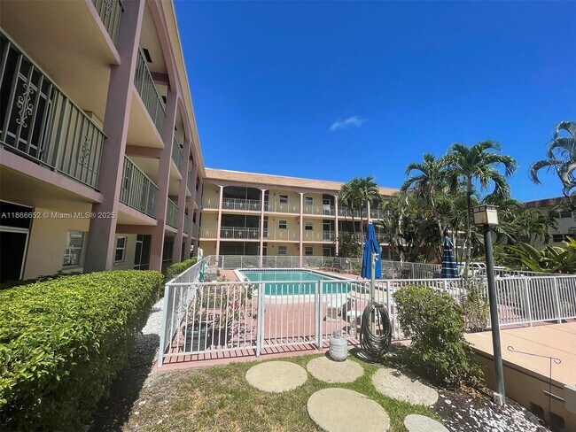 100 SE 6th Ave in Pompano Beach, FL - Building Photo - Building Photo