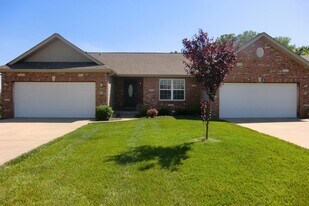 104 Lake Saint Ellen Dr, Unit 104 in Fairview Heights, IL - Building Photo