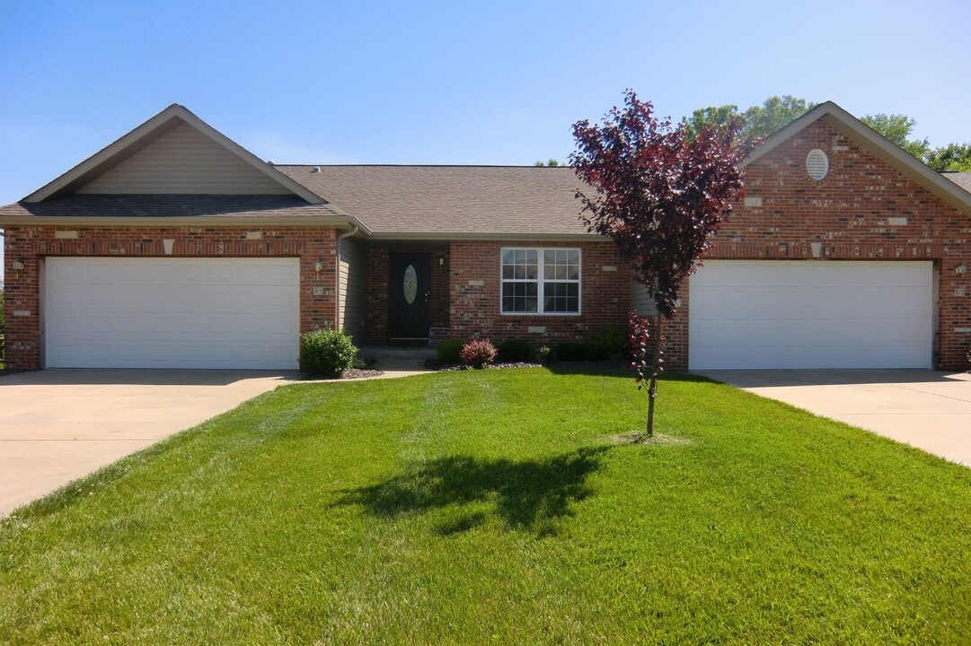 104 Lake Saint Ellen Dr, Unit 104 in Fairview Heights, IL - Foto de edificio