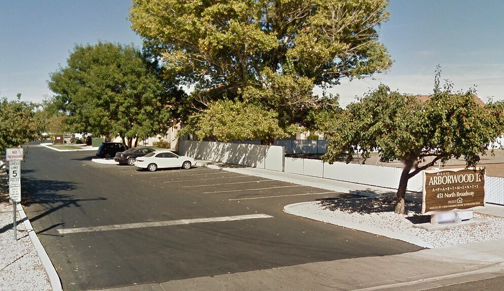 451 N Broadway St in Fallon, NV - Building Photo