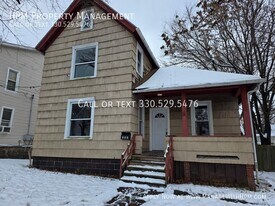 111 Maple Ave SE in Massillon, OH - Building Photo