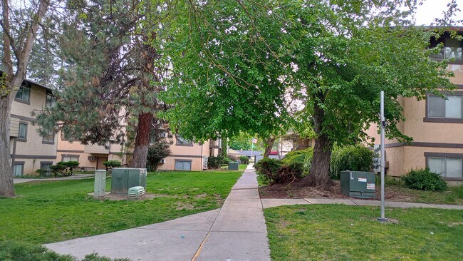 University Village Apartments in Spokane, WA - Foto de edificio - Building Photo