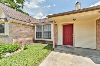 10120 Emerald Park Dr in Houston, TX - Building Photo - Building Photo