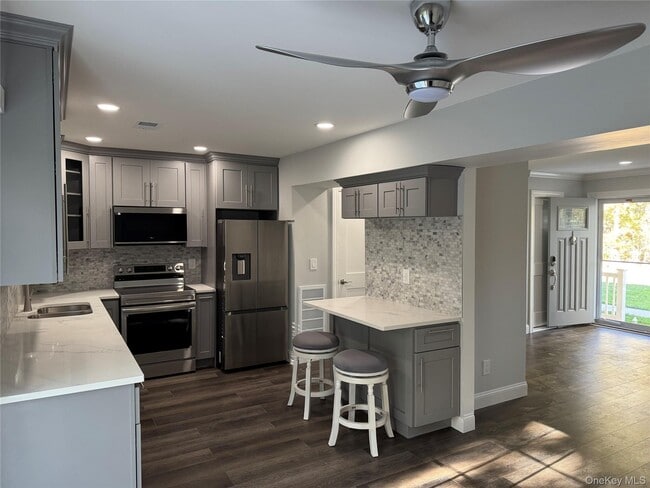 property at 16 Huntington Commons