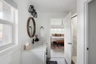 12242 SE Raymond St in Portland, OR - Foto de edificio - Building Photo