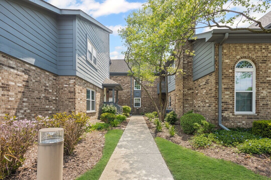 11 Foxcroft Rd in Naperville, IL - Building Photo