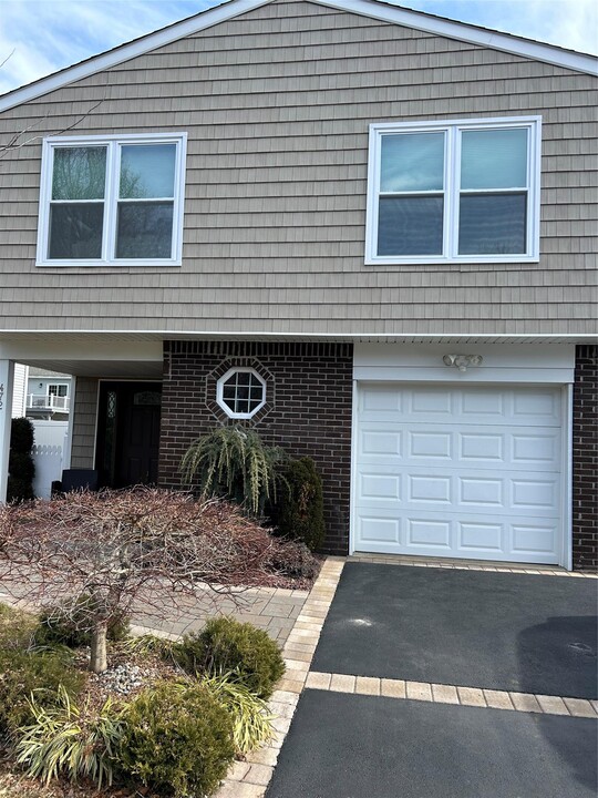 472 S 9th St in Lindenhurst, NY - Building Photo