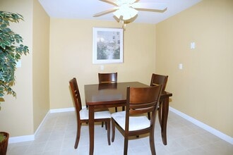 Hallmark Village in Hamburg, NY - Foto de edificio - Building Photo