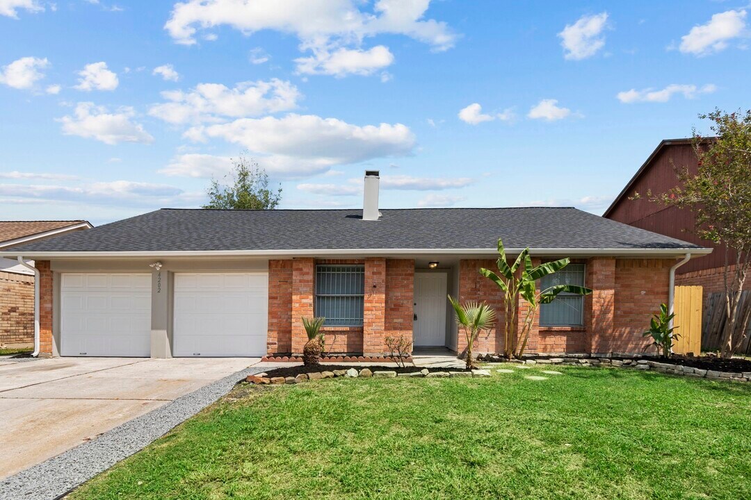 4202 Brandemere Way St in Houston, TX - Building Photo