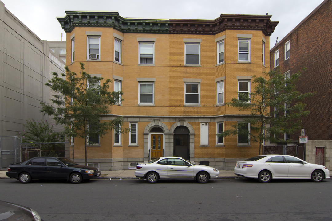 163 Cottage St in East Boston, MA - Building Photo