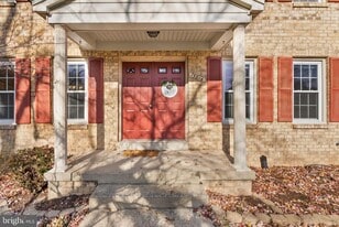 13814 Leighfield St in Chantilly, VA - Building Photo