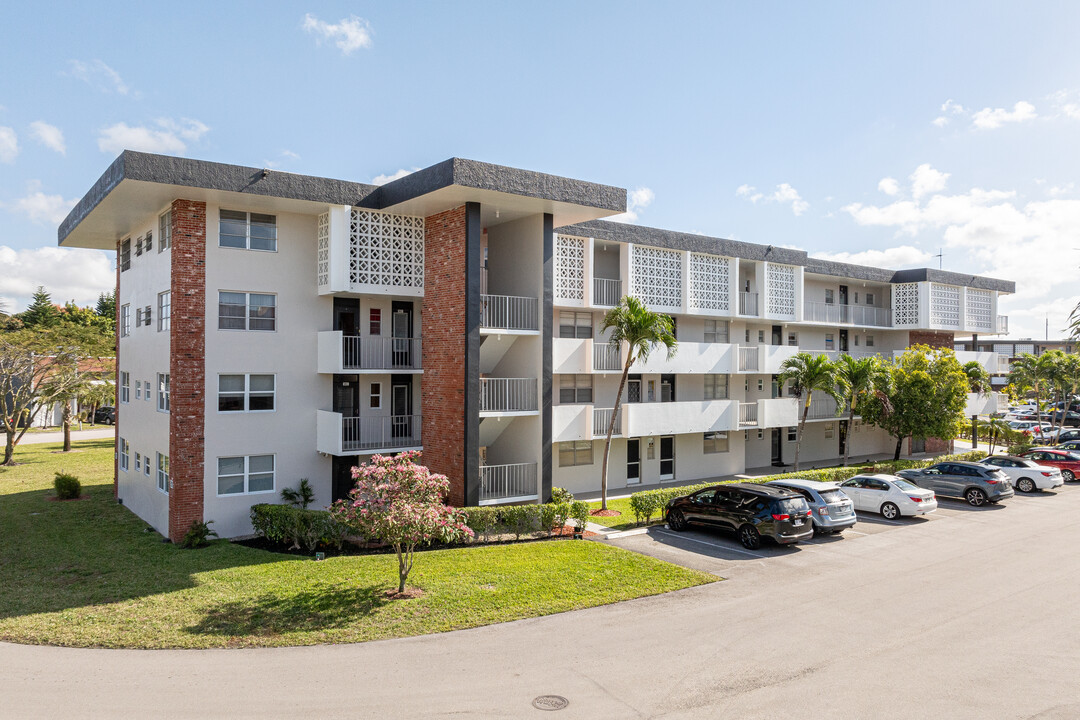 Lauderdale Oaks in Lauderdale Lakes, FL - Building Photo