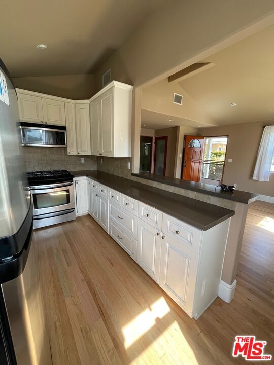 8503 Lilienthal Ave in Los Angeles, CA - Building Photo - Building Photo