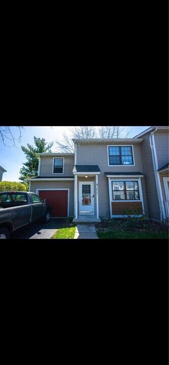 1015 Philadelphia Dr in Westerville, OH - Building Photo