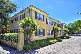 117 Wentworth St in Charleston, SC - Building Photo