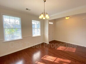 8145 Ronda Dr in North Charleston, SC - Foto de edificio - Building Photo