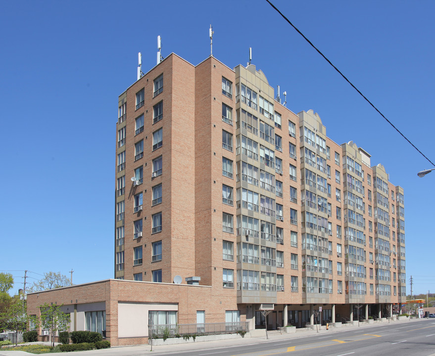 Silverthorn Place in Toronto, ON - Building Photo