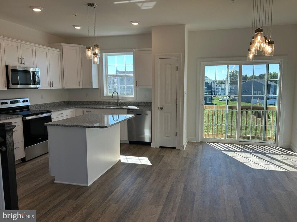 348 Avon Dr in Red Lion, PA - Building Photo