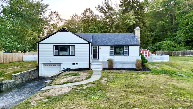 1225 Cutspring Rd in Stratford, CT - Building Photo - Building Photo