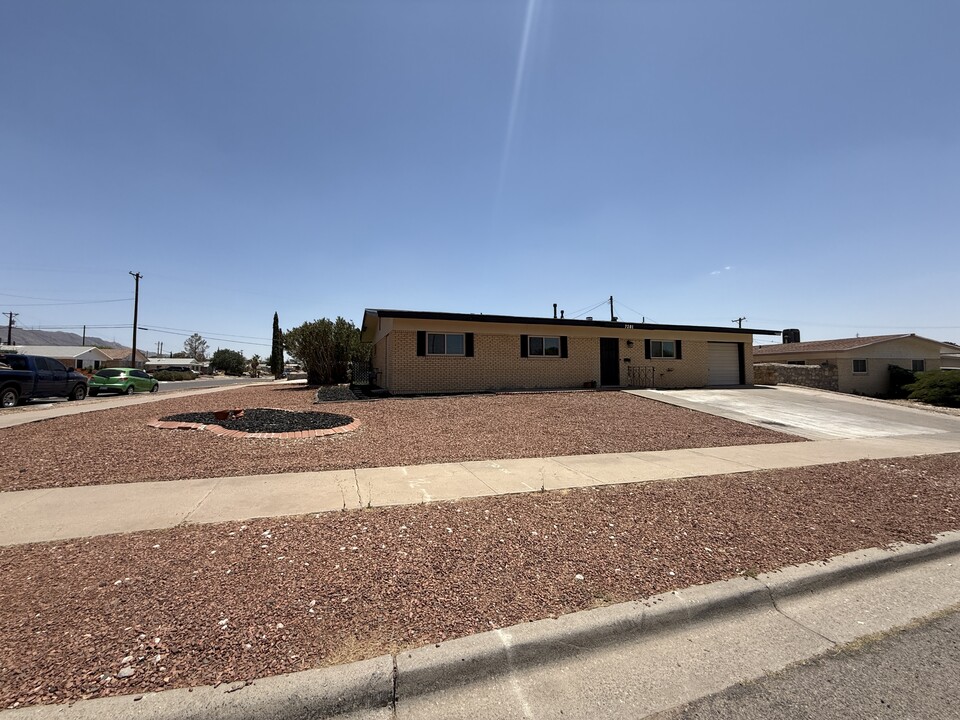7201 Armistad Ave in El Paso, TX - Building Photo