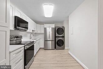 8340 Greensboro Dr in McLean, VA - Foto de edificio - Building Photo