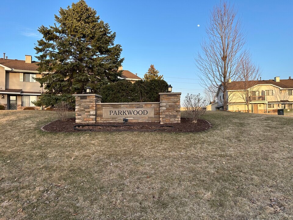 7542 Vinewood Ct in Osseo, MN - Building Photo