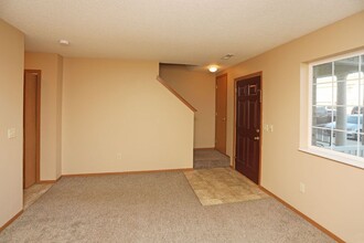 Stoney Creek Townhomes in Sioux Falls, SD - Building Photo - Building Photo