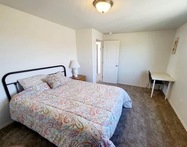 8295 Diamond Point Cir NE, Unit Lake 2  w shared bathrm in Moses Lake, WA - Foto de edificio - Building Photo