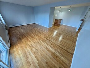 8856 Northshore Dr, Unit 1E in Des Plaines, IL - Building Photo - Building Photo