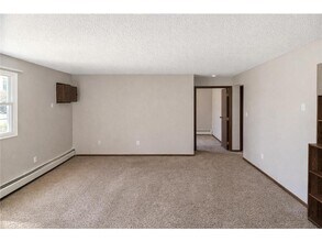 761 S 9th St in Bird Island, MN - Foto de edificio - Building Photo