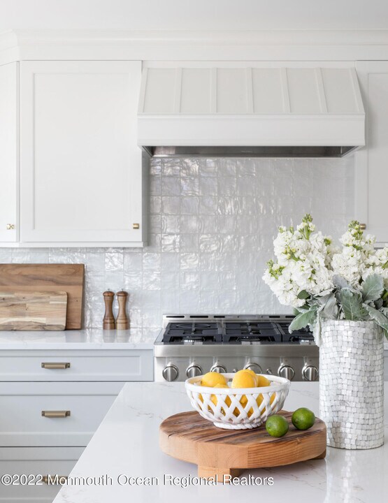 76 Bridge Ave in Bay Head, NJ - Building Photo