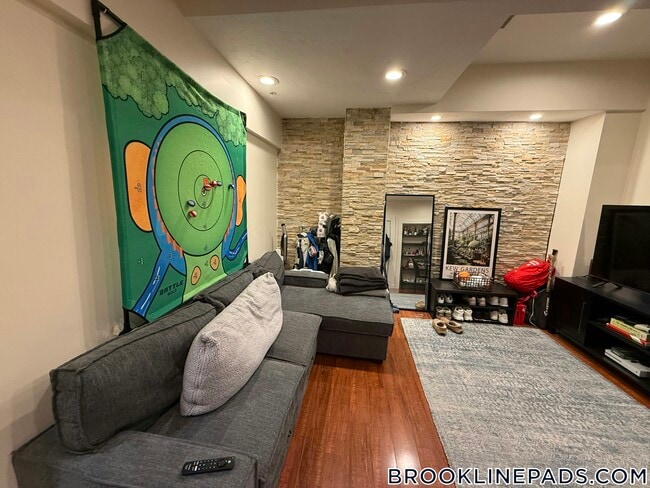 1203 Beacon St, Unit 6 in Brookline, MA - Foto de edificio - Building Photo