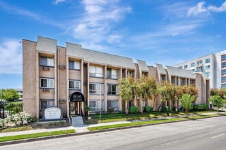 Independence Park Apartments in Canoga Park, CA - Building Photo - Building Photo