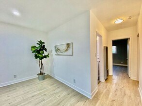 1217 N Virgil Ave in Los Angeles, CA - Building Photo - Building Photo