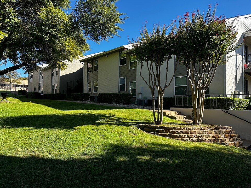 Place at Westover Hills in Fort Worth, TX - Building Photo