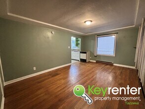 7025 S Pine St in Tacoma, WA - Foto de edificio - Building Photo
