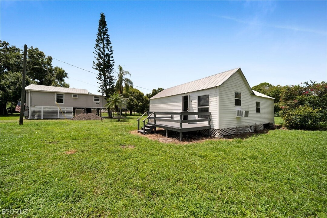 2950 Packinghouse Rd in Alva, FL - Building Photo