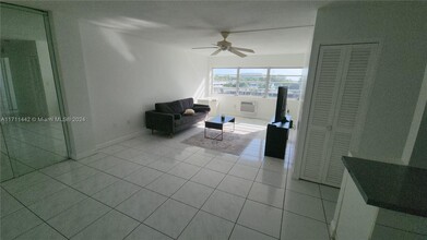 220 Kings Point Dr in Sunny Isles Beach, FL - Building Photo - Building Photo