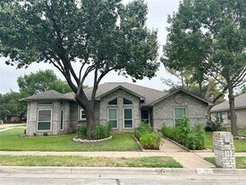 3324 Timber View Cir in Bedford, TX - Building Photo