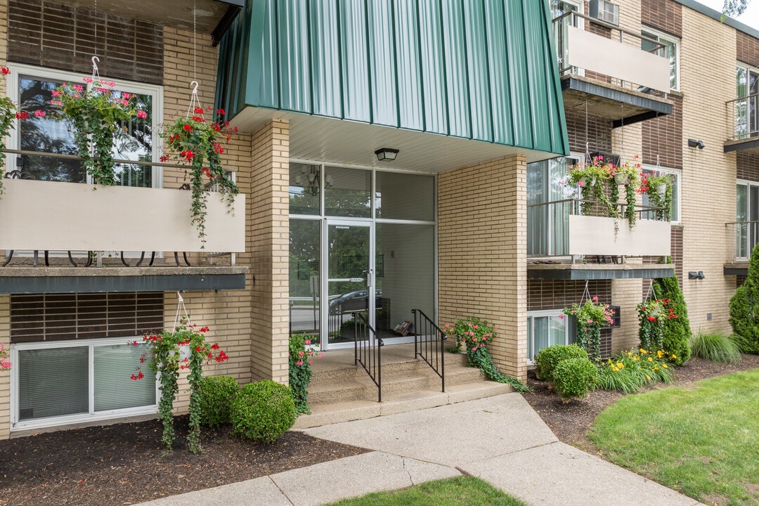 Parkview Manor in Fairview Park, OH - Foto de edificio