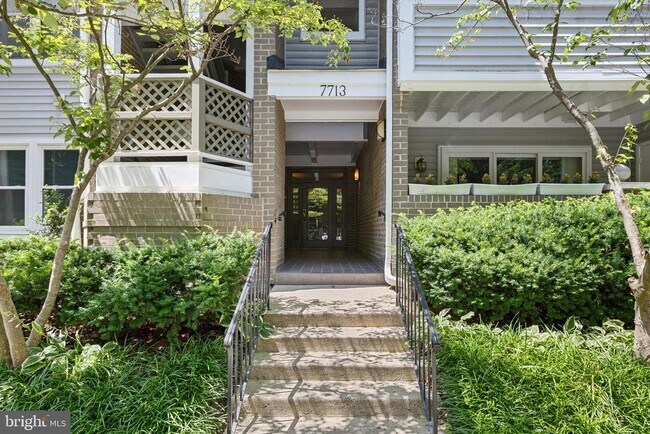 7713 Lafayette Forest Dr in Annandale, VA - Foto de edificio - Building Photo