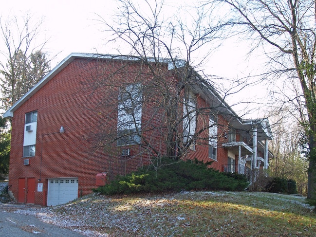 213 Williamsburg Drive in Thiensville, WI - Building Photo - Building Photo