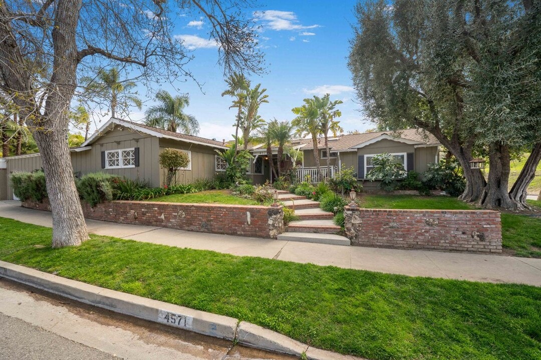 4571 Canoga Dr in Los Angeles, CA - Building Photo