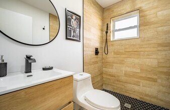 1521 NE 148th St in Miami, FL - Foto de edificio - Building Photo