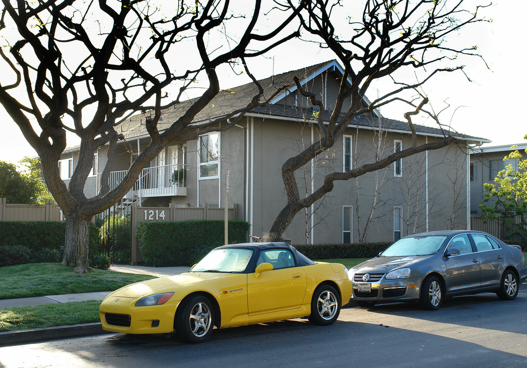 1214 Rutland Rd in Newport Beach, CA - Foto de edificio